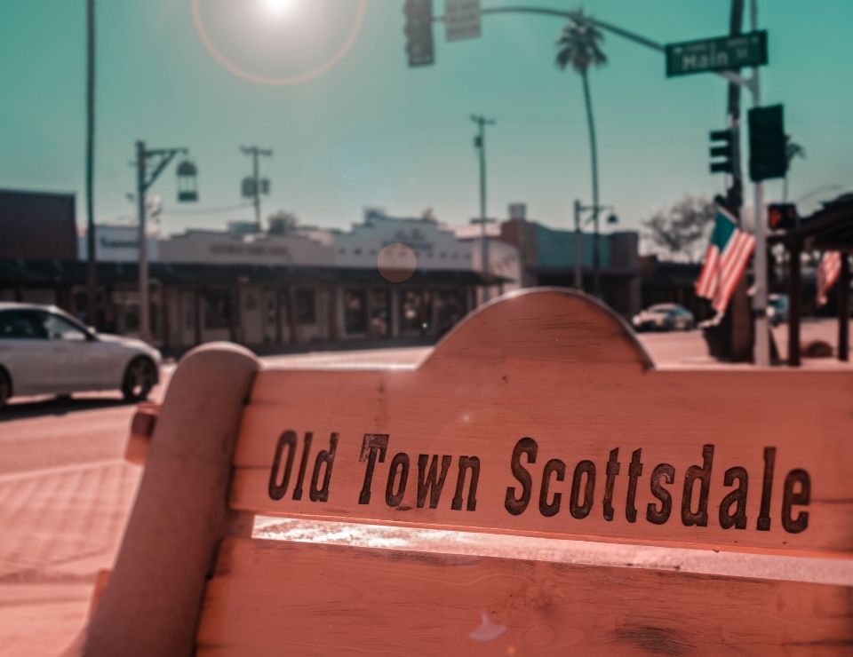 Old Town Scottsdale bench, Living in Phoenix vs Scottsdale AZ